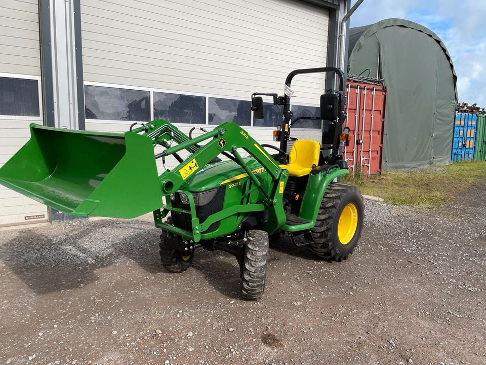 John Deere 3025E mit Frontlader Kommunaltraktor, Kompakttraktor in Barsinghausen