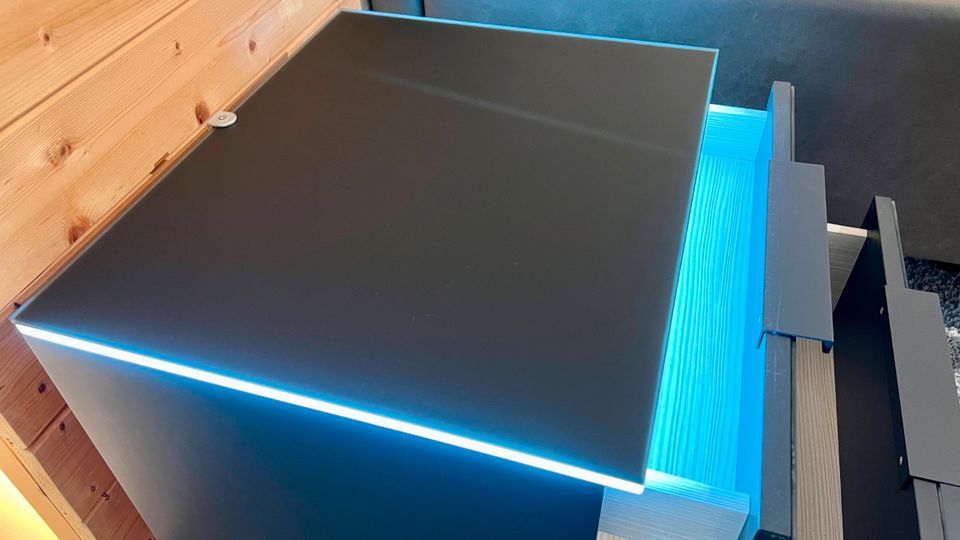 2 Nachtkonsolen Front Glas Schwarz matt mit Beleuchtung in Werlte 