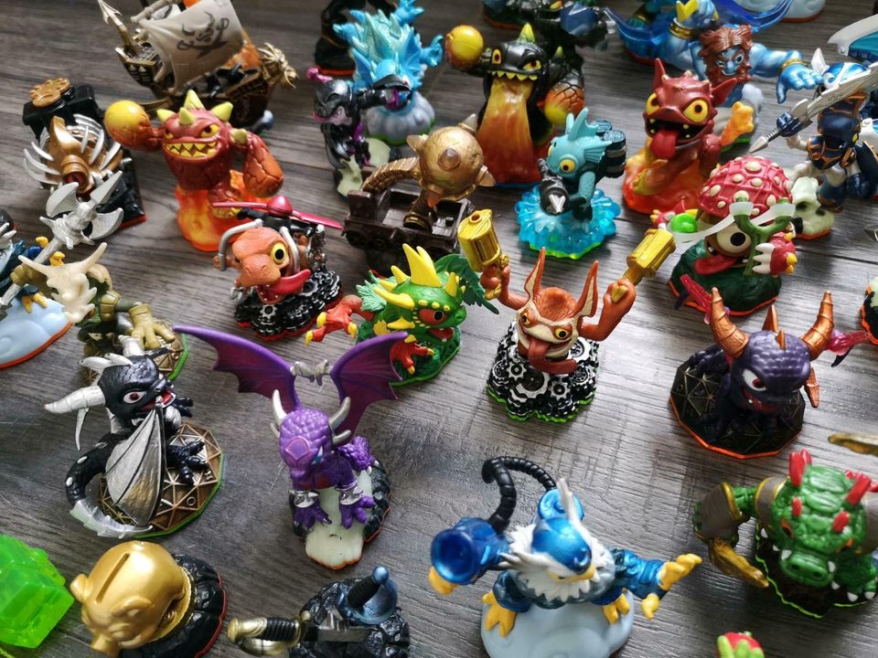 Wii Skylanders Set: 3 Spielen, 43 Figuren, 3 Portale in Bad Kreuznach