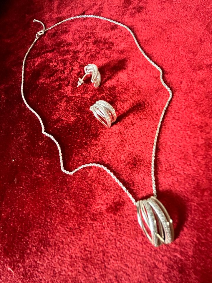 Schöne Halskette mit dazugehörigem Ohrschmuck in Silber in Offenburg