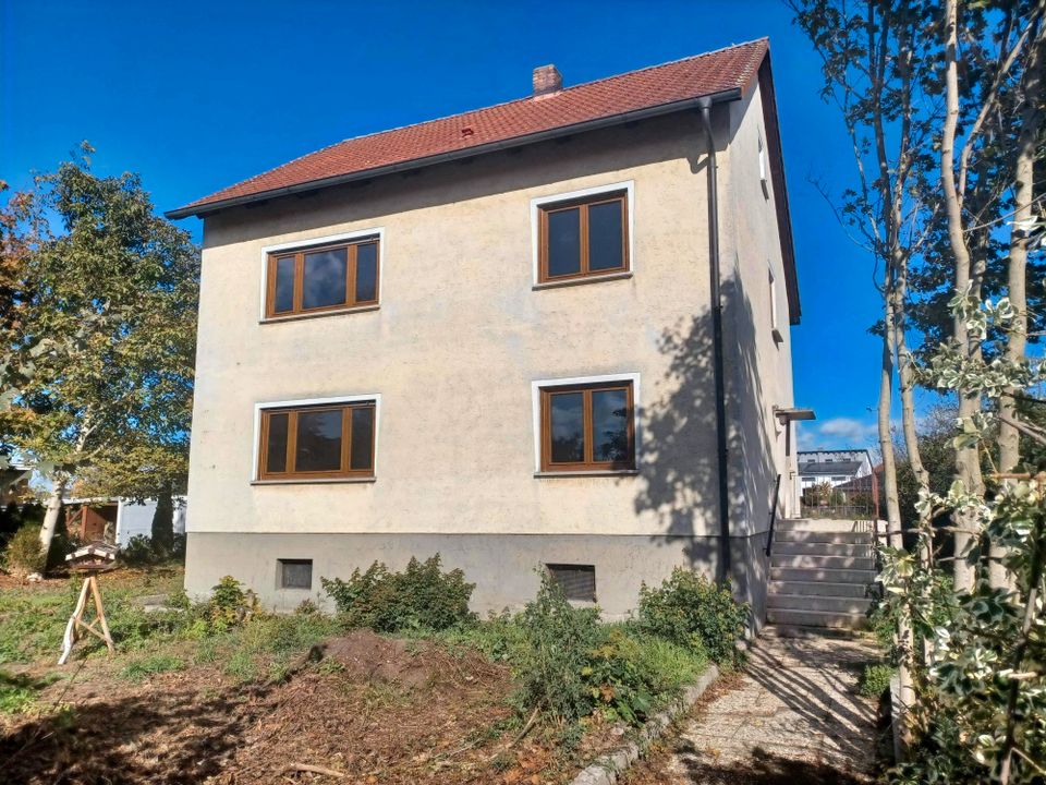 Renovierungsbedürftiges Zweifamilienhaus auf sehr schönem Grundstück in Schwandorf, Klardorf in Schwandorf