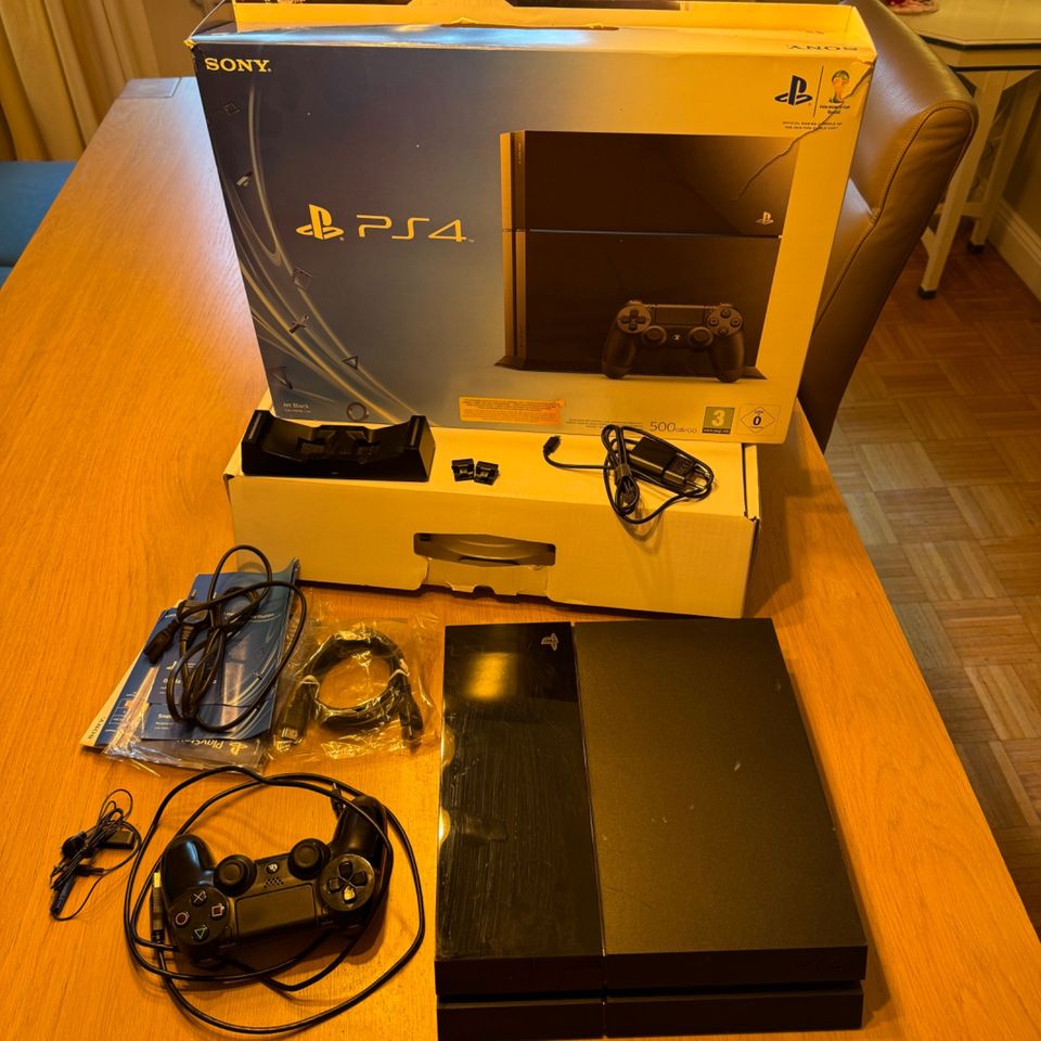 PS4 500GB in OVP + 1x Controller+ 1x Dual-Ladegerät + 5 Spiele in Meerbusch