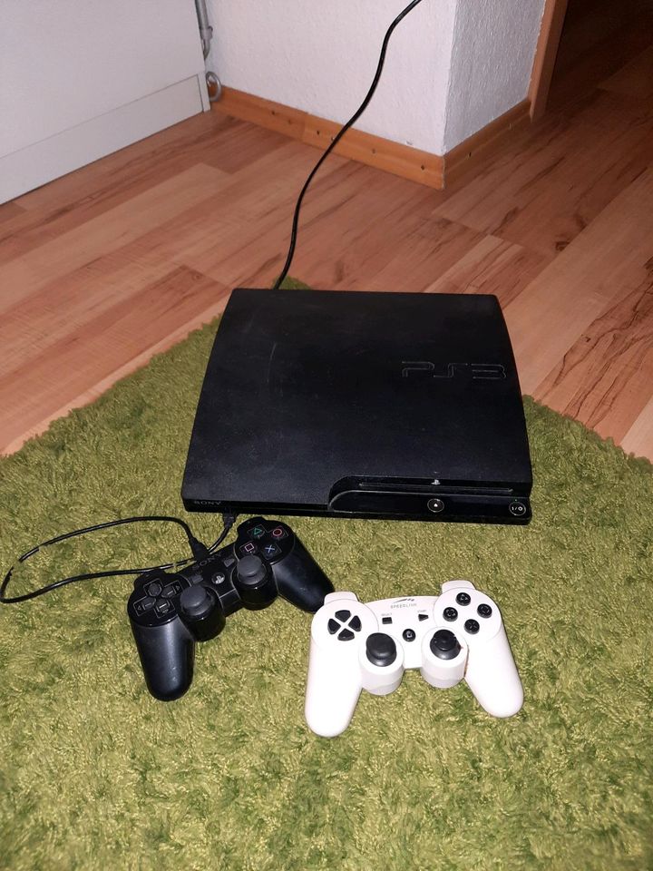 Playstation 3 mit zwei Controllern in Isernhagen