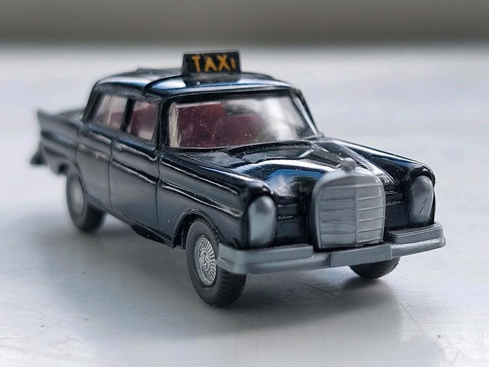 Wiking 1:87  Taxi Mercedes 220 Heckflosse in Berlin