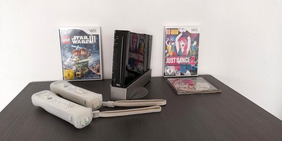 Nintendo Wii + 2 Controller und 3 Spiele in Essen