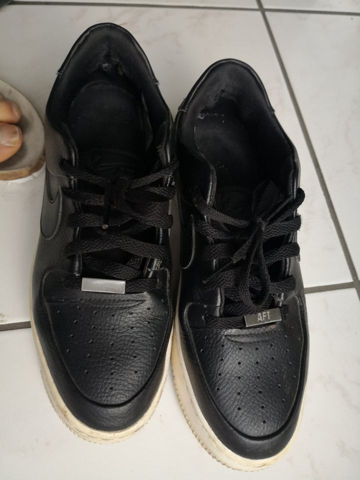 NIKE AIR FORCE Schwarz Sneaker Schuhe 40.5 in Reutlingen