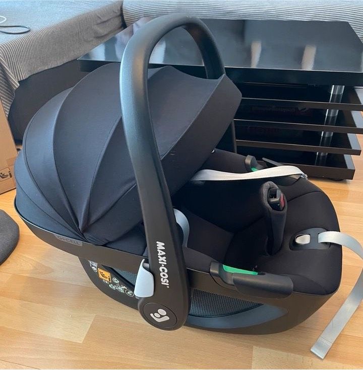 Babyschale Autositz Kindersitz Maxi Cosi Pebble 360 Coral in Solingen