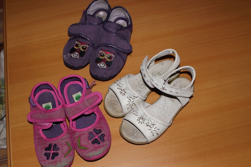 bama Mädchen Schuhpaket (3 Paar) Sandalen + Hausschuhe Gr. 28 in Dörpen