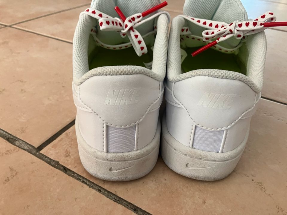 Nike Schuhe weiß in 40 in Kamp-Lintfort