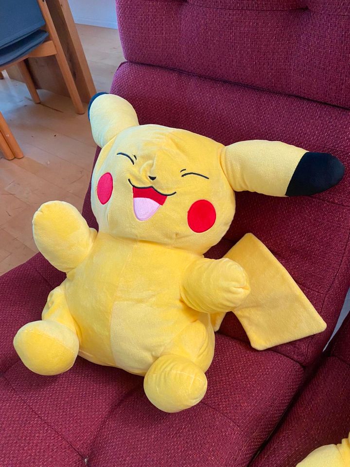 Pikachu XXL Pokemon Stofftier Plüschtier Kuscheltier in Angelmodde