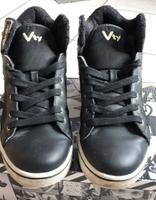 Schwarze Sneaker von Victory Kiel - Pries-Friedrichsort Vorschau