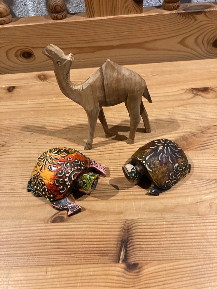 Holzfiguren Schildkröte und Dromedar in Uslar