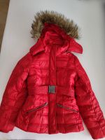 Eine rote Damen Winterjacke Nordrhein-Westfalen - Oer-Erkenschwick Vorschau