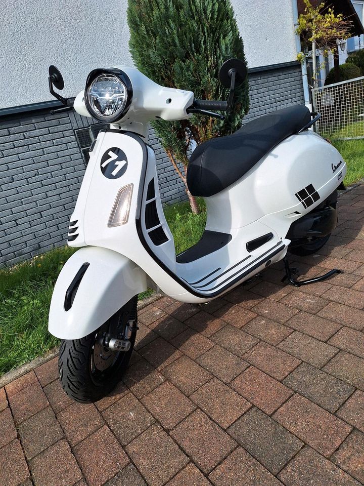 Vespa / GTS 300 /  Supersport / black & white in Kaufungen