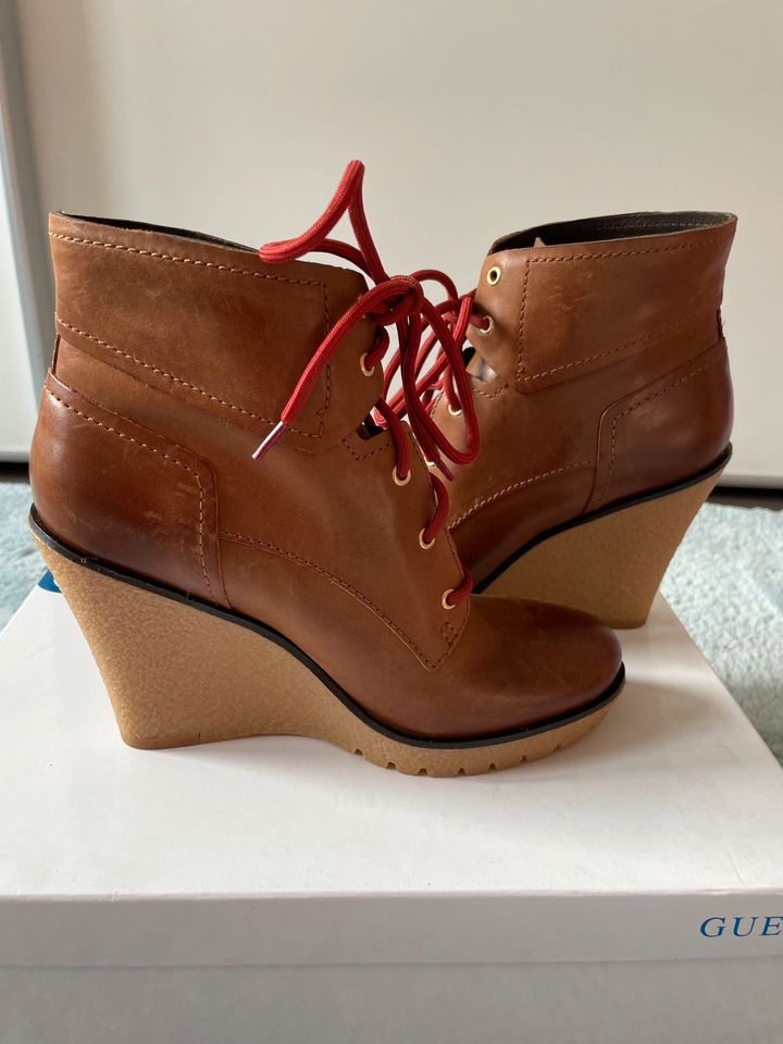 Guess Wedges Keil Stiefeletten braun Gr  38 Modell ‚Keila‘ NEU in Steinenbronn