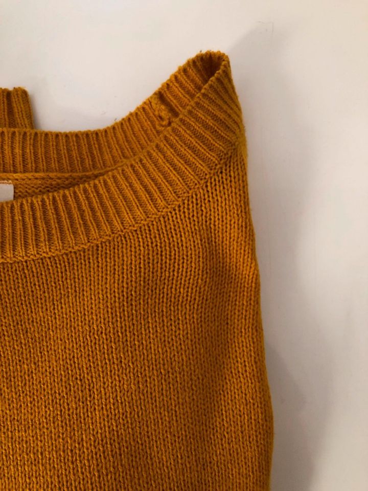 Gelber Pullover, neu in Bonn