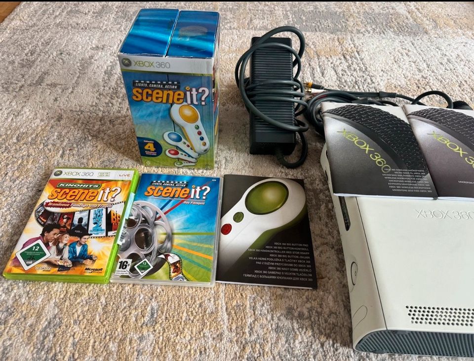 Xbox 360, inkl Spielen, Konsolen, Mikrofonen und Buzzer in Berlin