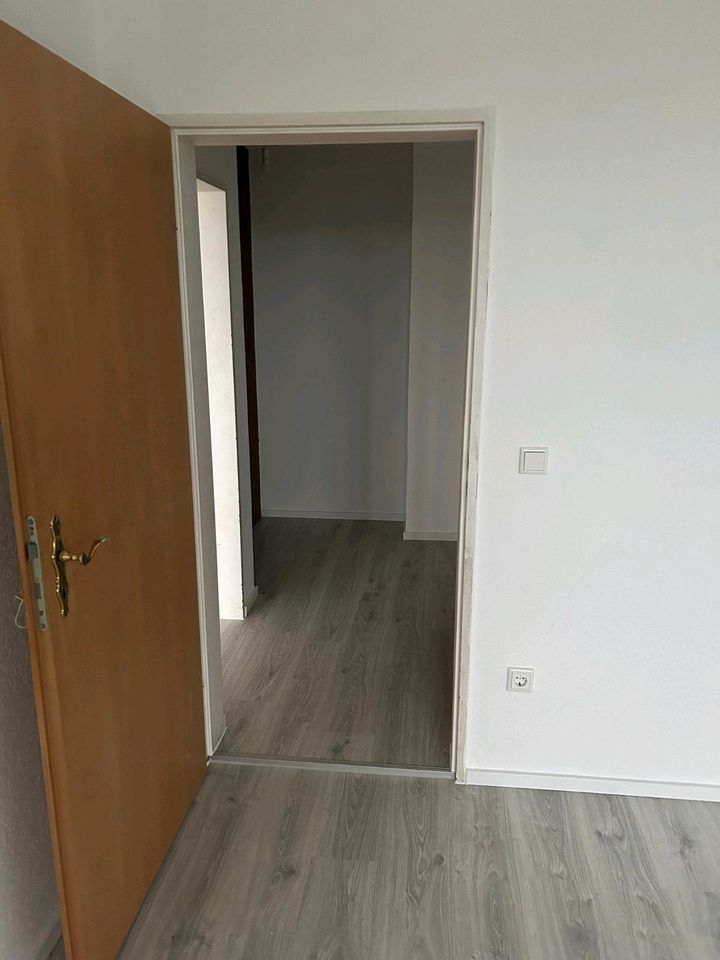 2 Zimmer, nach Reparatur, neue Tapete, neuer Laminatboden, neue F in Duisburg