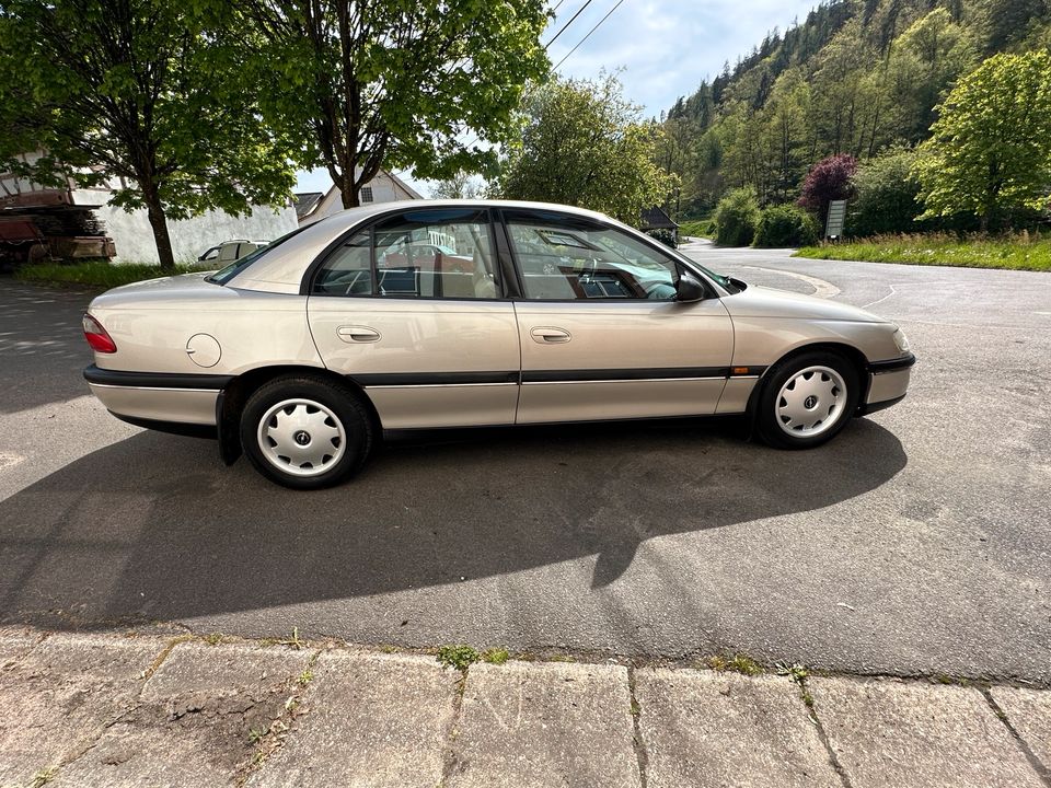 Opel Omega B 2.0 Limousine Automatik / TÜV / ZV / Youngtimer in Hasloch