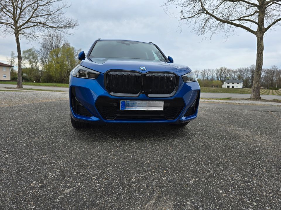 BMW iX1 xDrive30 M Sportpaket in Landau a d Isar