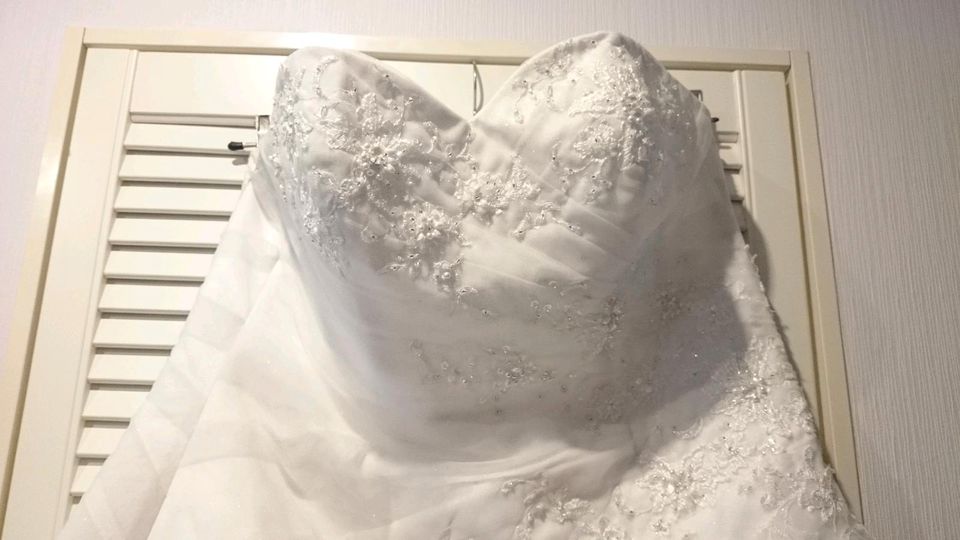 Brautkleid/Hochzeitskleid mit Schnürung, Größe variabel 40/42/44 in Schenklengsfeld