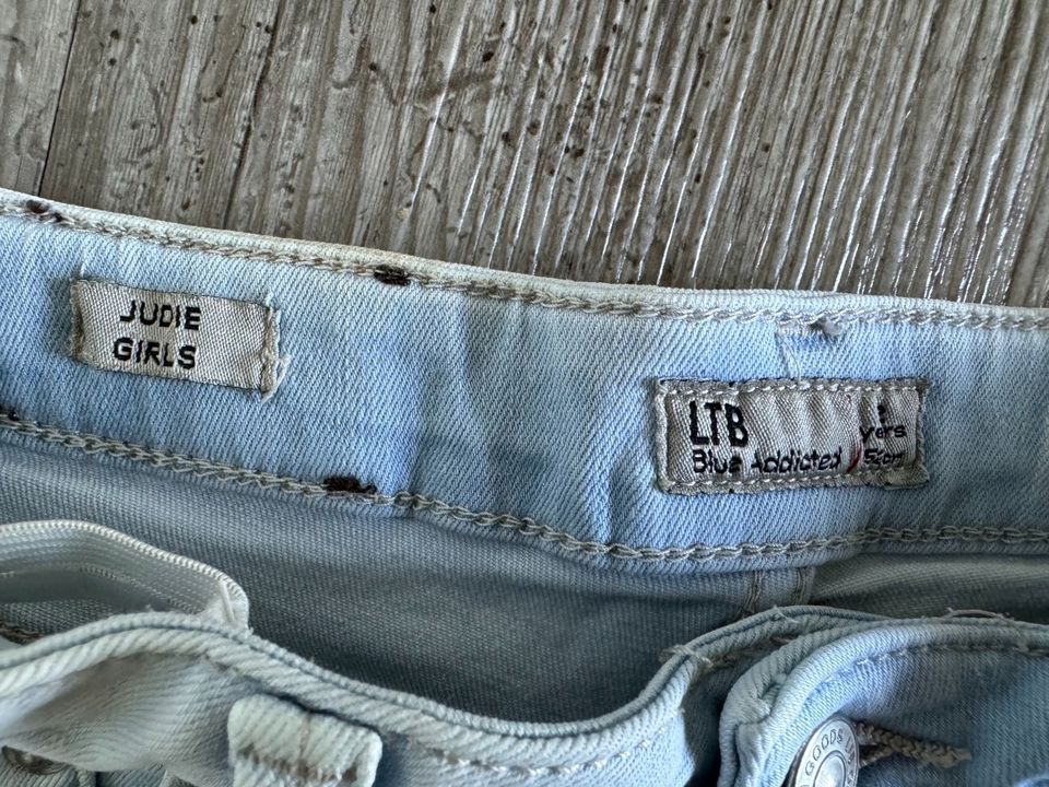 TOP Jeansshorts LTB hellblau Größe 152 in Bocholt