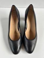 Schwarze Pumps Ara Sommerschuh neuwertig-Größe 40 Hessen - Gelnhausen Vorschau