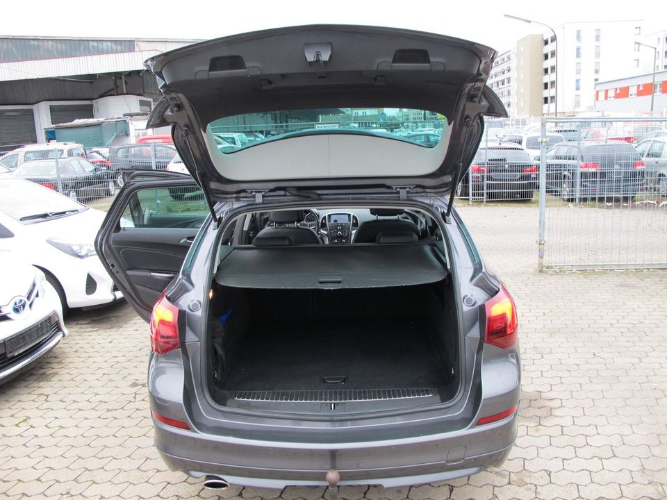 Opel Astra J Sports Tourer Innovation Xenon Navi AHK in Nürnberg (Mittelfr)