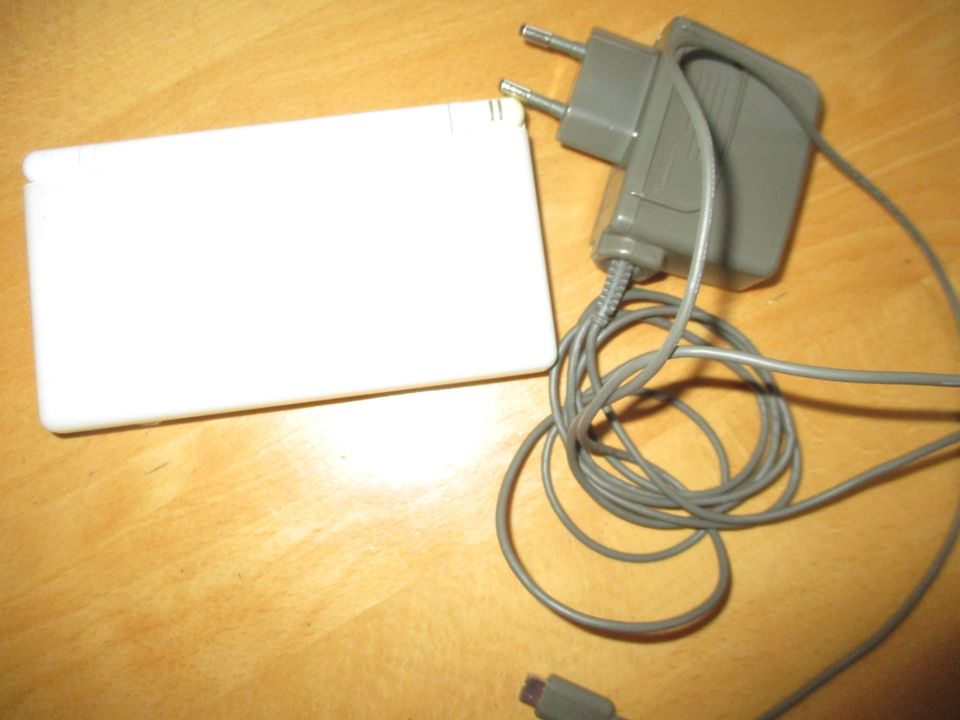 Nintendo DS lite Konsole beige mit Kabel in Adelsdorf