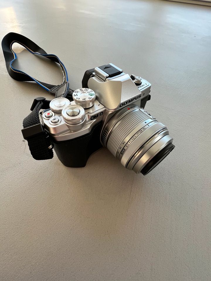 Olympus Kamera E‑M10 Mark III mit 2 Objektiven NP ~1000€ in Zell am Harmersbach