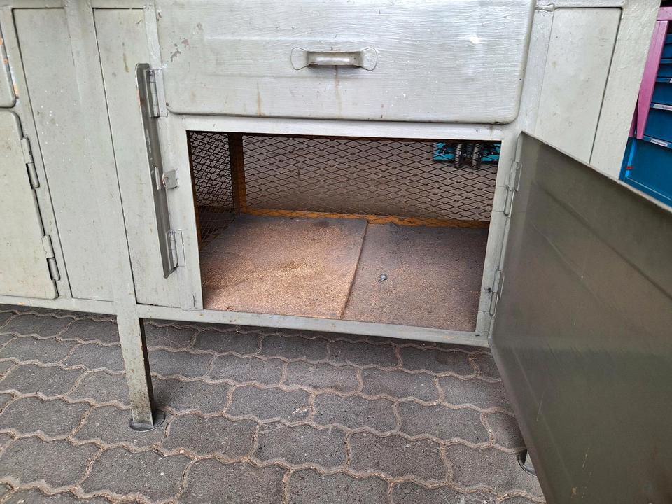 Loft Werkbank Industrie Shabby Schraubstock Werkzeug in Thalmässing
