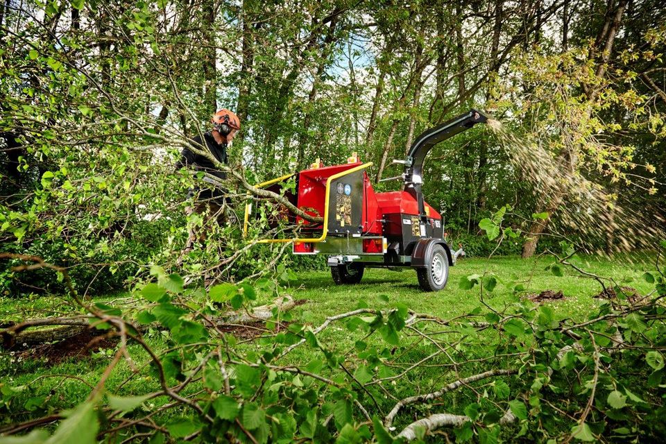 TP 165 MOBILE Holzhäcksler /Holzhacker mit Benzinmotor-Lagergerät in Schmallenberg