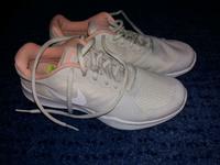 Nike Sneaker Laufschuh Hallenturnschuhe 36,5, top Zustand Hessen - Langgöns Vorschau