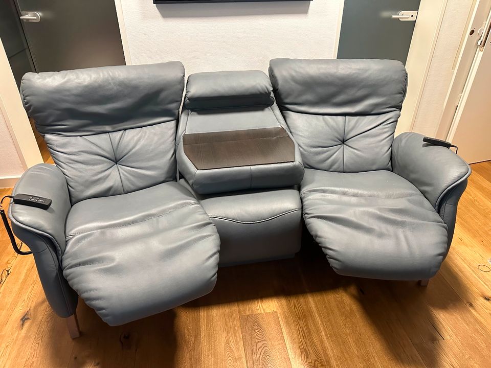 Trapez-Sofa mit elektrischer Wohlfühl-Funktion aus Leder in Lübeck