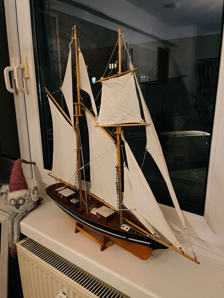 Modell Segelschiff Holz mit Stoffsegeln, Standmodell Segeljacht in Jena