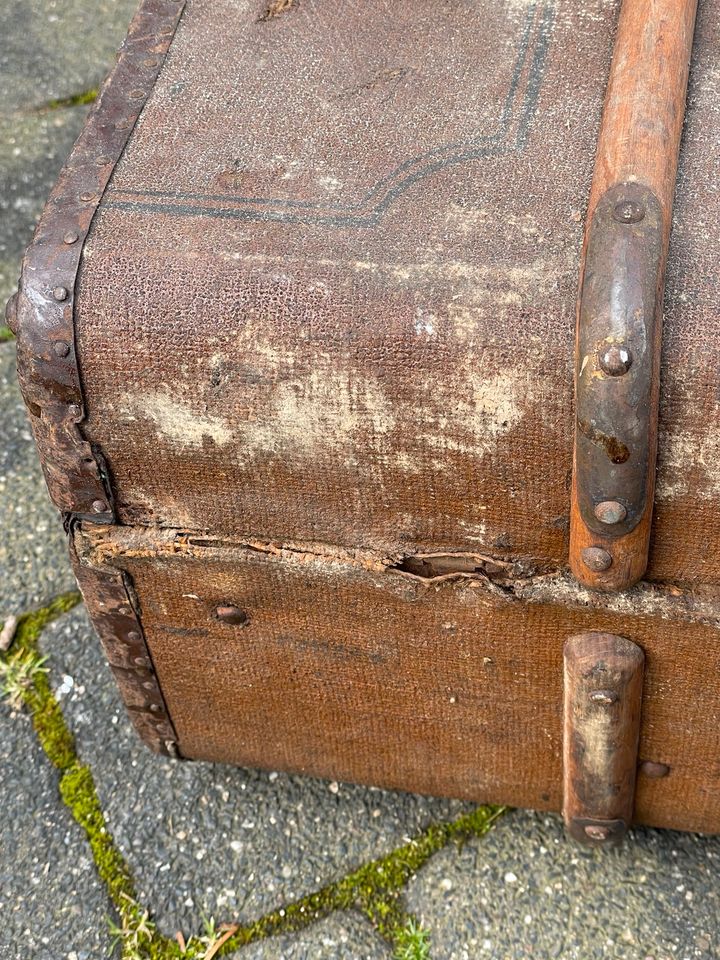 Koffer sehr alt in Erftstadt