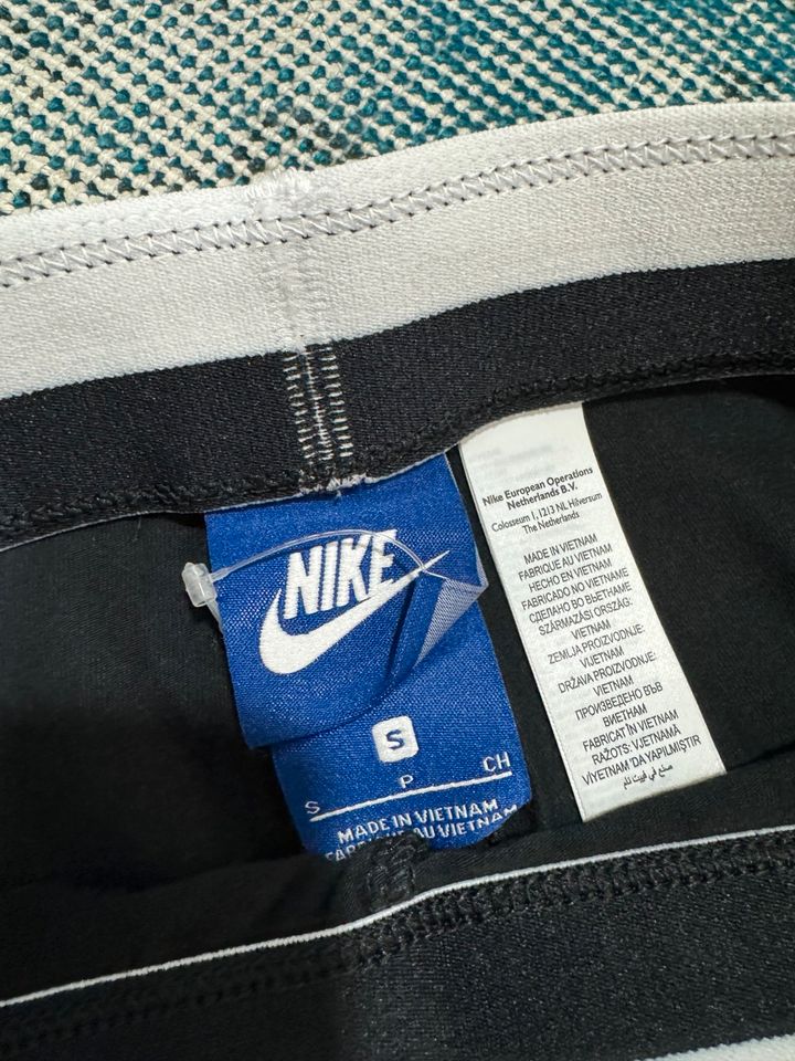 Nike Damen leggins Größe S neu in Bergkamen