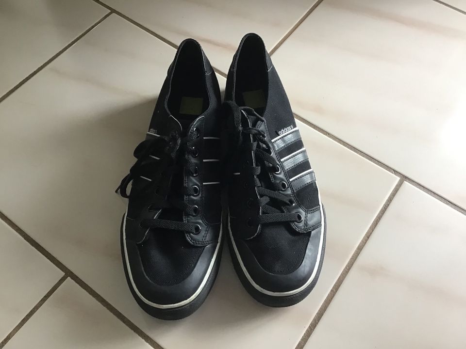 1 Paar schwarze Adidas Schuhe in Größe US 10,5 TOP neuwertig in Aystetten