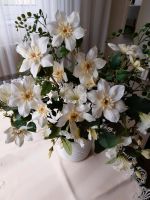 Weißer Blumentopf mit schönen Kunstblumen Berlin - Marzahn Vorschau