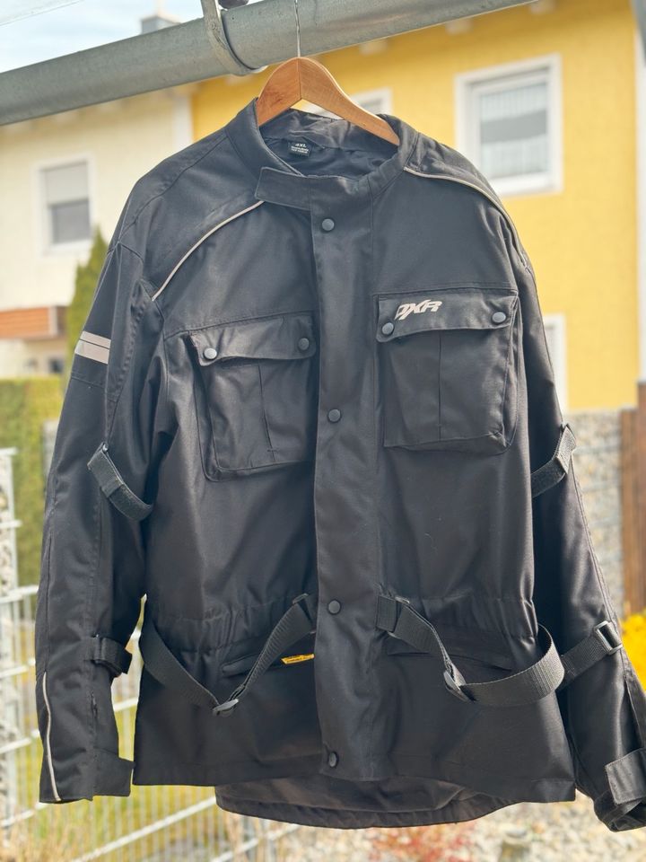 2x Motorradjacken (eine Jacke mit 4XL) in Regensburg