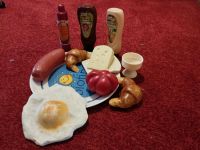 Spielzeug Lebensmittel aus Kunststoff mit Teller, Majo, Ketchup Nordrhein-Westfalen - Solingen Vorschau