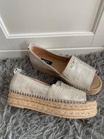 DKNY Schuhe Sandalen Plateau Gr. 37 Nordrhein-Westfalen - Stolberg (Rhld) Vorschau