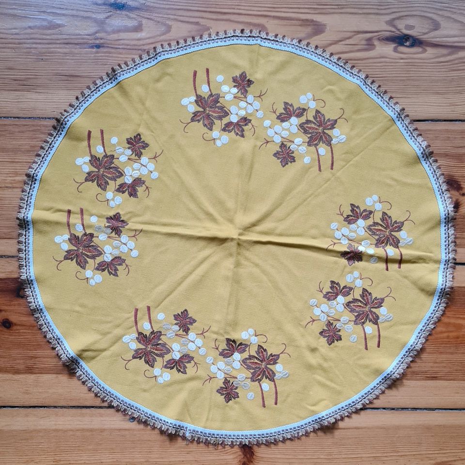 Tischdecke rund 70cm Kreis Vintage Handarbeit Stickerei Senfgelb in Berlin