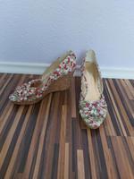 Absatzschuhe Keilabsatz Peeptoes Pumps Kirschen  Baden-Württemberg - Sachsenheim Vorschau