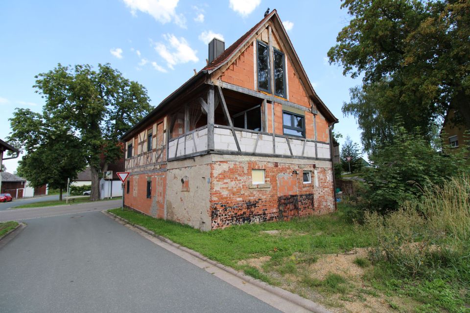 Handwerker aufgepasst - Teilrenoviertes Zweifamilienhaus mit sehr großer Wohnfläche in Illesheim
