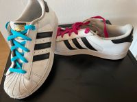 Adidas Superstar sneaker Turnschuhe weiß schwarz 35 Retro Schuhe Frankfurt am Main - Seckbach Vorschau