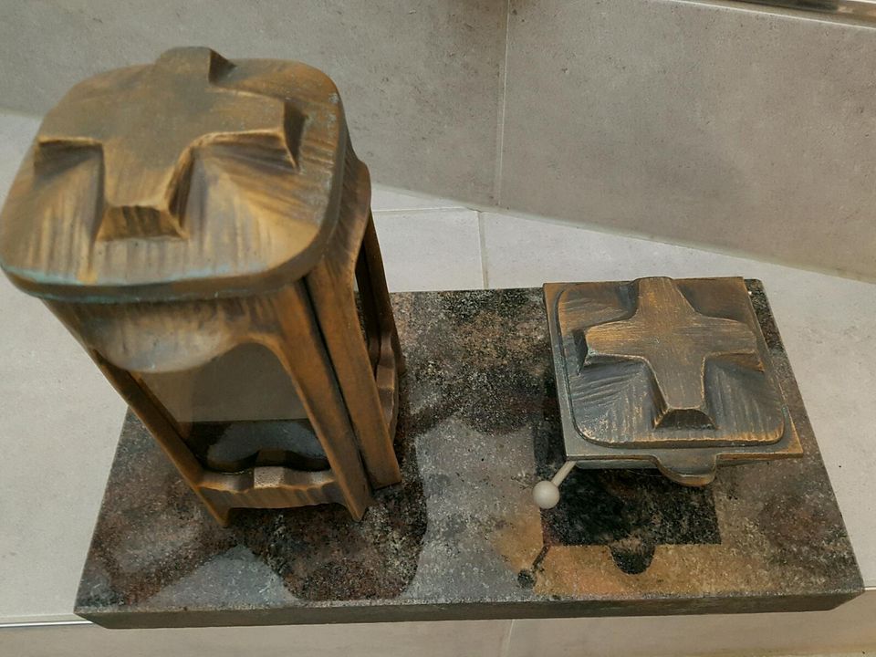 Grabschmuck Set/Vase/Kerzenhalter Messing auf Granitplatte in Nittel