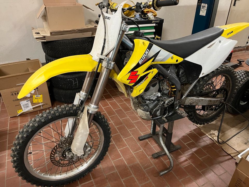 Suzuki RMZ 250 Motor, Reifen, Kettensatz neu in Ortenburg