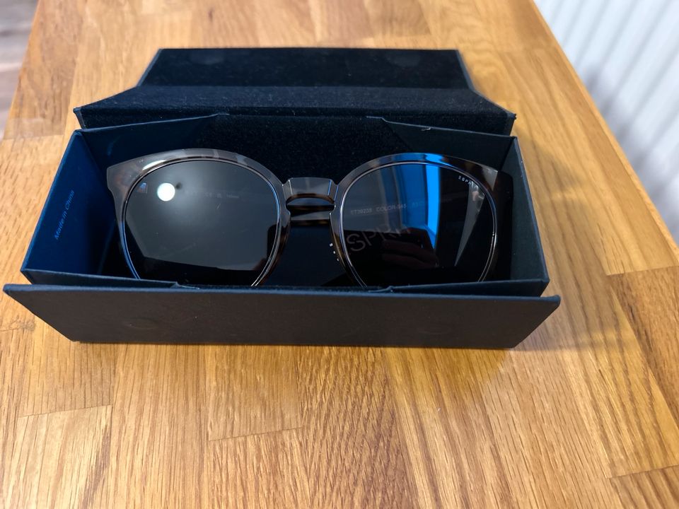 Nagelneue Sonnenbrille von Esprit in Remscheid