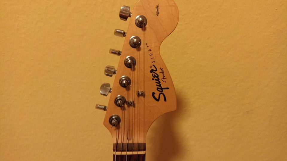 Squier Fender Stratocaster Affinity Strat Gitarre E-Gitarre in Sehnde